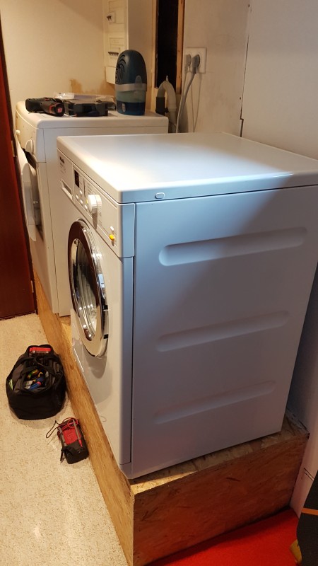 Depannage insolite d'un lave-linge Miele sur une péniche